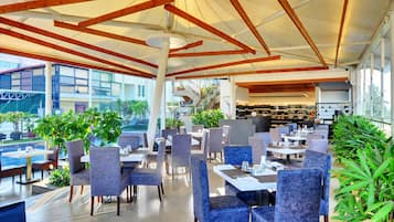 2 restaurants, breakfast served