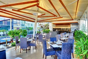 2 restaurants; breakfast, lunch, and dinner served