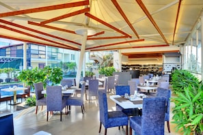 2 restaurants, breakfast served