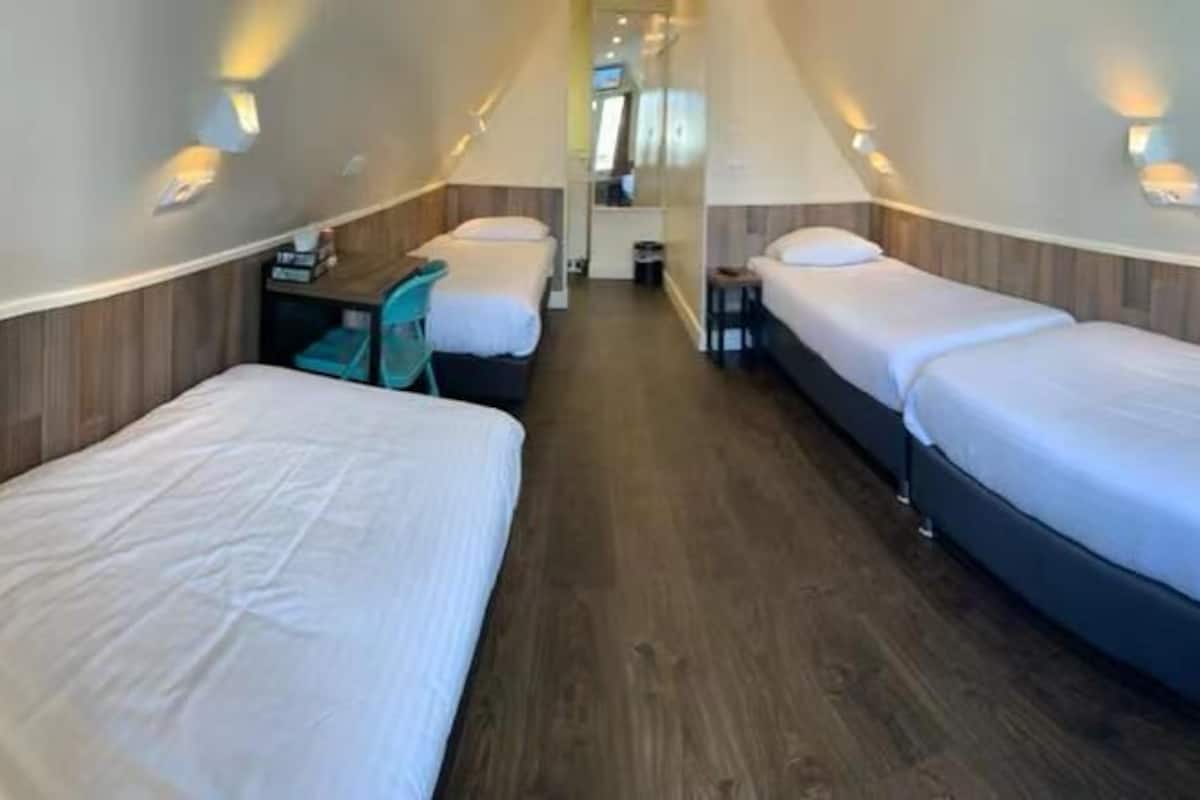Vierpersoonskamer, privébadkamer | Een kluis op de kamer, gratis wifi, beddengoed