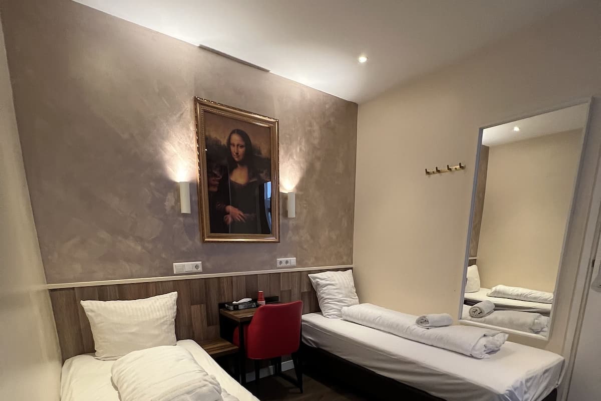 Standard-Zweibettzimmer | Zimmersafe, kostenloses WLAN, Bettwäsche