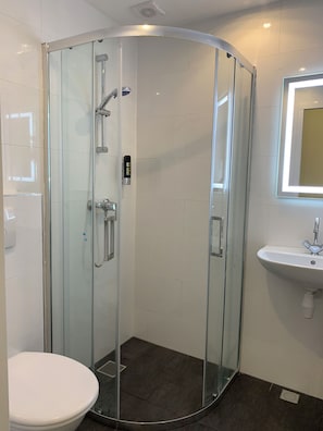 Vierbettzimmer, eigenes Bad | Badezimmer | Dusche, Handtücher