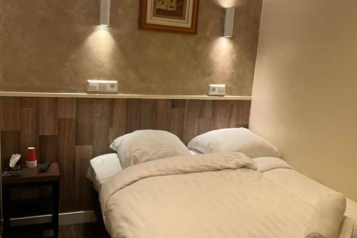 In-room safe, free WiFi, bed sheets