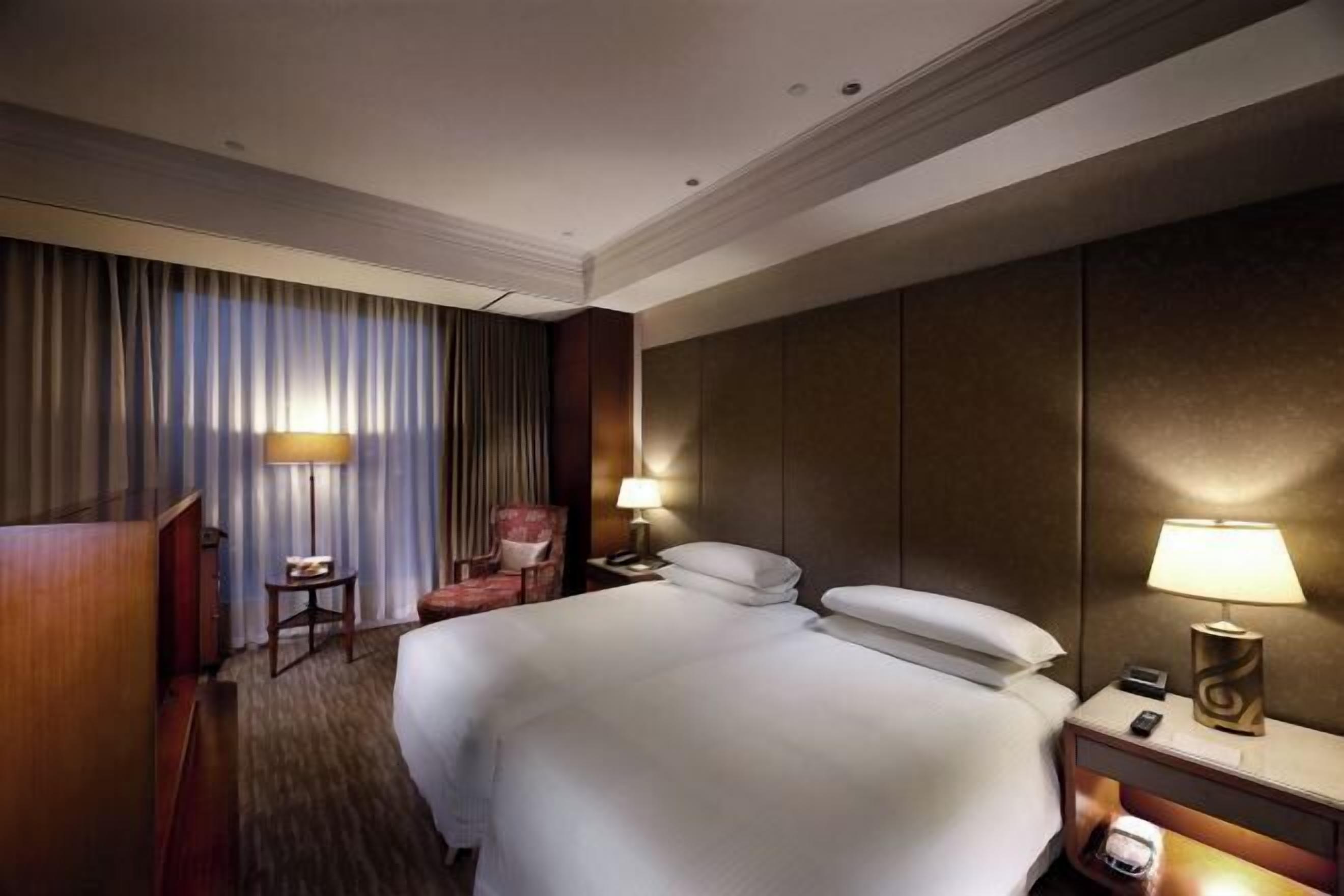 Peralatan tempat tidur premium, bar mini, peti besi dalam bilik, meja 