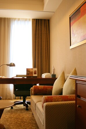 43-英寸LED 电视（配备卫星频道）、电视、收费电影