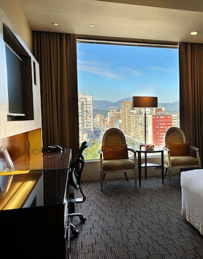 1 bedroom, premium bedding, minibar, in-room safe