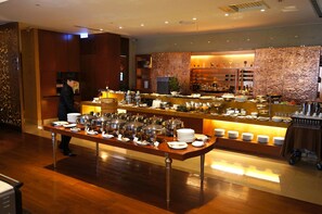 Petit déjeuner en libre-service (605 TWD par personne)