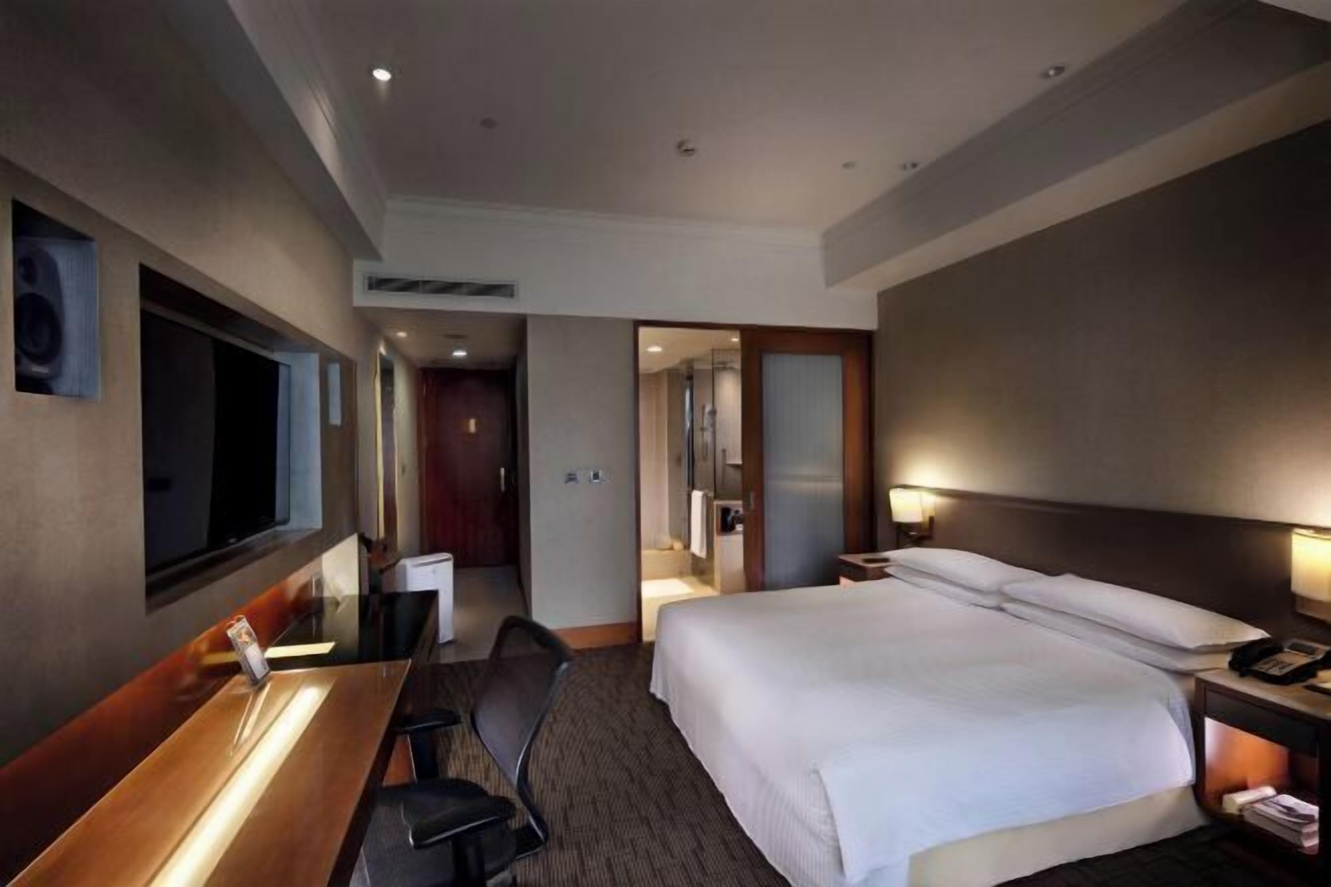 Peralatan tempat tidur premium, bar mini, peti besi dalam bilik, meja 