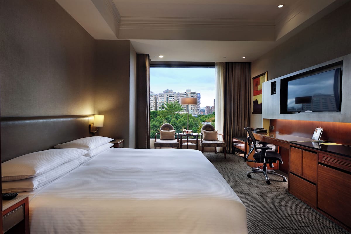 Roupas de cama premium, frigobar, cofres nos quartos, escrivaninha