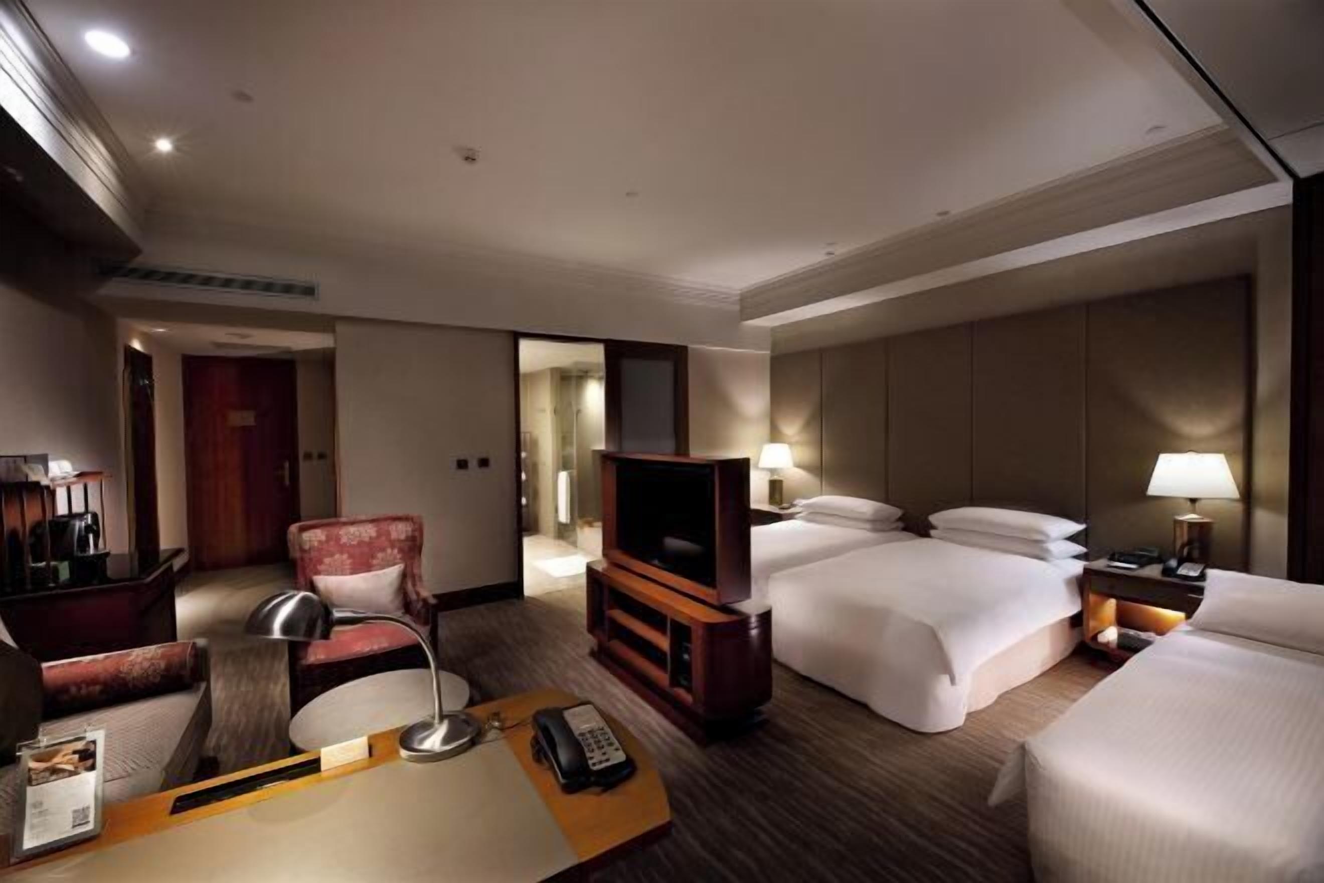 Peralatan tempat tidur premium, bar mini, peti besi dalam bilik, meja 