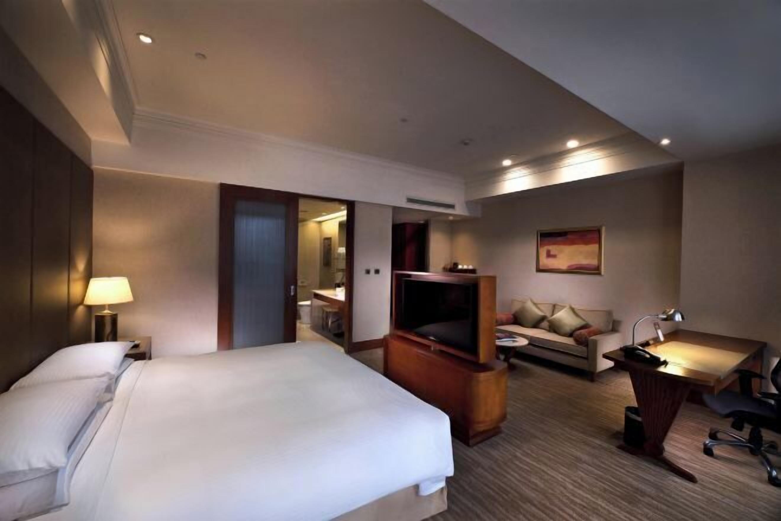 Peralatan tempat tidur premium, bar mini, peti besi dalam bilik, meja 