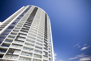 Un bâtiment moderne et imposant, doté d’une façade incurvée et de nombreuses fenêtres.
