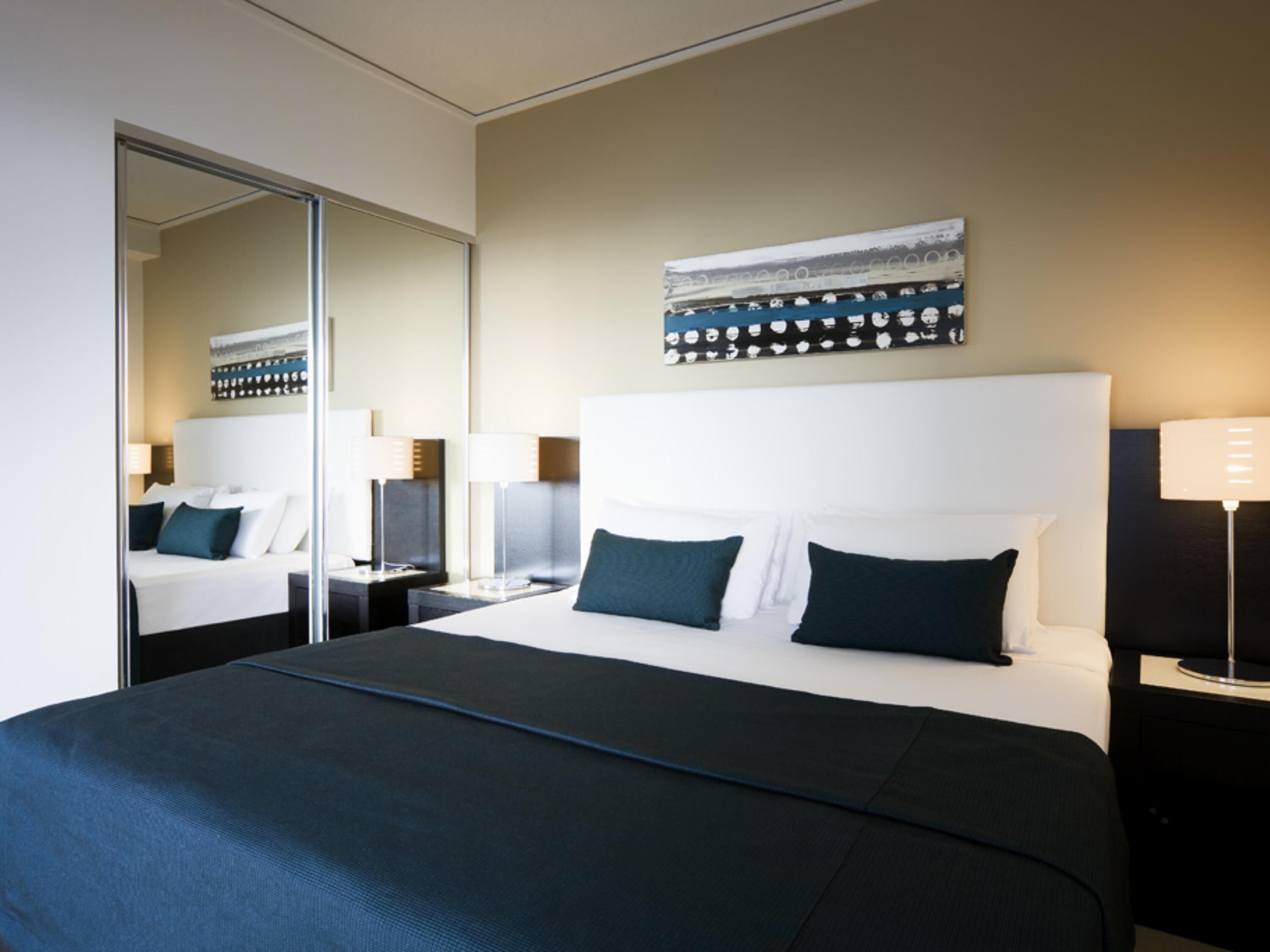 Caixa forta a l'habitació, escriptori i planxa i posts de planxar 