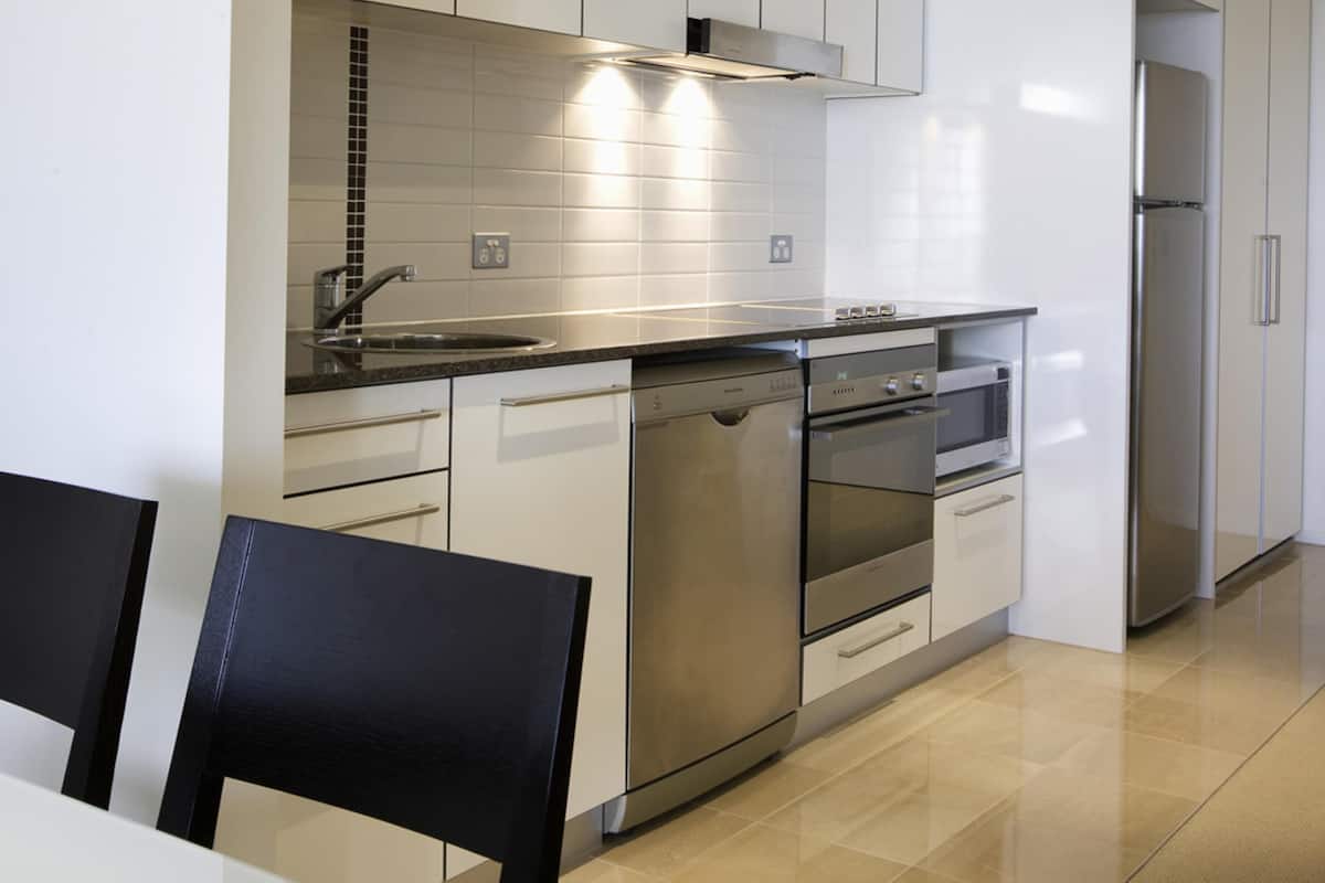 Apartamento, 2 quartos | Cofres nos quartos, escrivaninha, ferros/tábuas de passar roupa