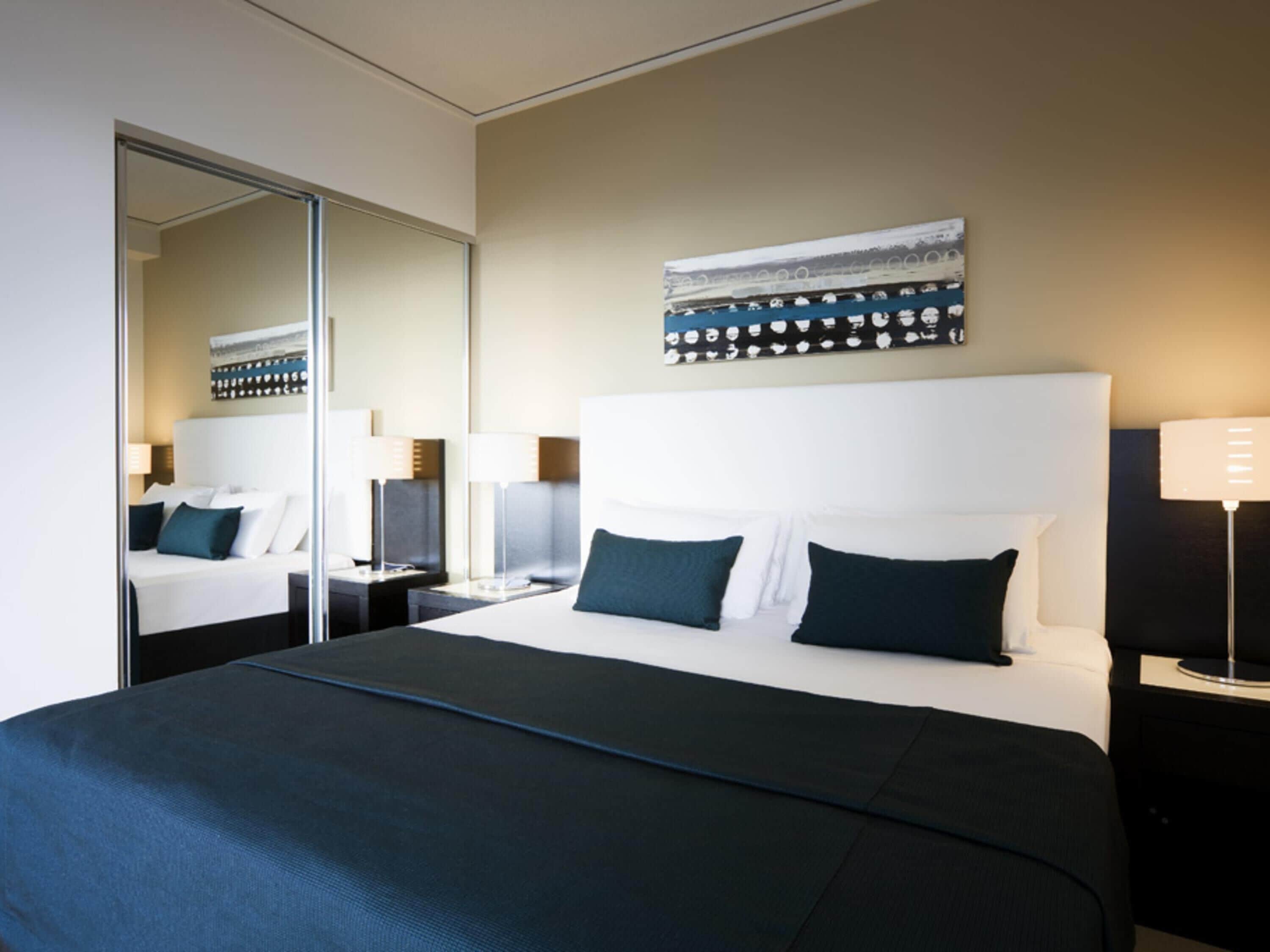 Caja fuerte, escritorio, tabla de planchar con plancha y cunas (de pago)