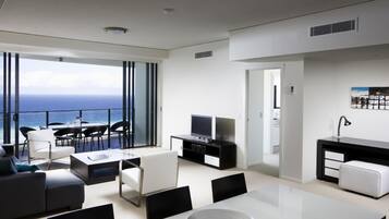 Suite, 3 Bedrooms (Ocean) | 3 bilik tidur, peti besi dalam bilik, meja, seterika/papan seterika