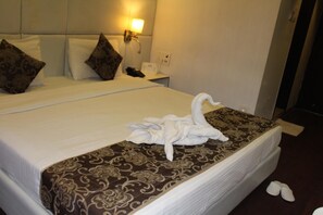 Free WiFi, alarm clocks - The Manor Hotel (Chhatrapati Sambhajinagar)