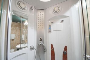 Regadera, amenidades de baño gratuitas, secadora de cabello, pantuflas