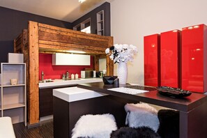 Economy Apartment | Private kitchen | Full-sized fridge, microwave, oven, stovetop