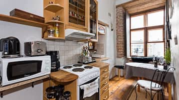 Full-size fridge, microwave, oven, stovetop