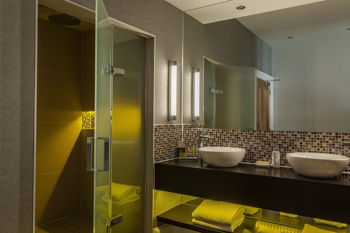 premier room, sea view (deluxe) | bathroom | designer toiletries, hair dryer, dressing gowns, slippers