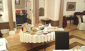 Daily cooked-to-order breakfast (GBP 10 per person)