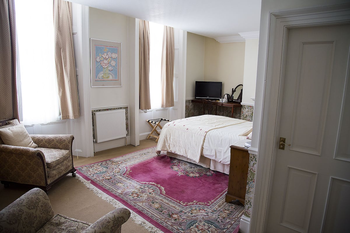 executive room, 1 double bed, non smoking | desk, iron/ironing board, free wifi, bed sheets