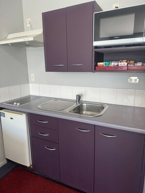Kühlschrank, Mikrowelle, Wasserkocher mit Kaffee-/Teezubehör