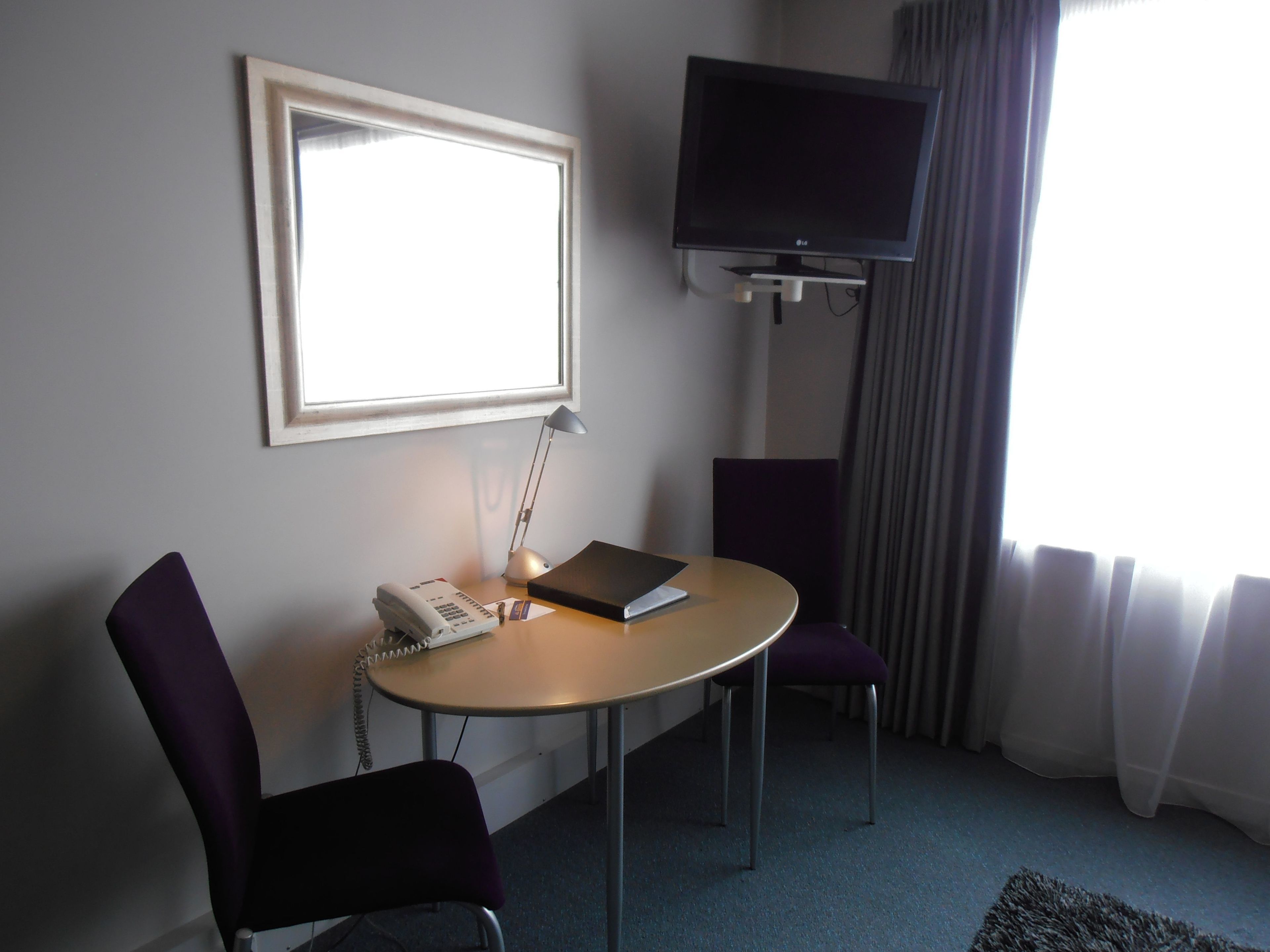 standard room, 1 queen bed, non smoking, microwave | room amenity