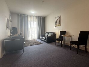 Suite, 1 King Bed, Non Smoking, Balcony | Premium bedding, in-room safe, individually decorated - Best Western Wellington (Wellington)