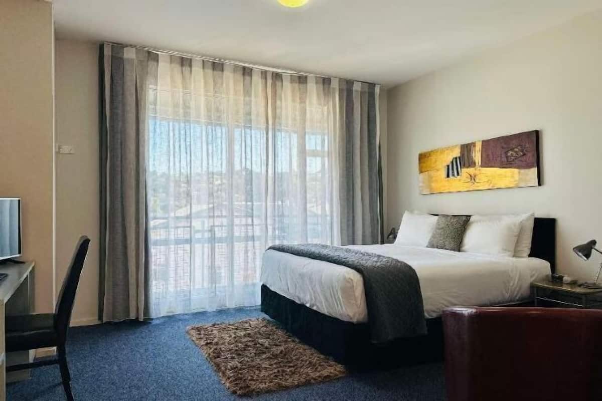 Premium bedding, in-room safe, individually decorated