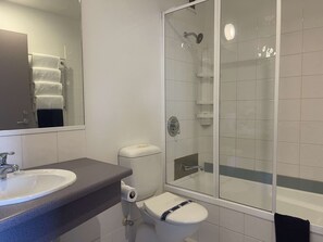 Gratis toiletartikelen, een haardroger, handdoeken