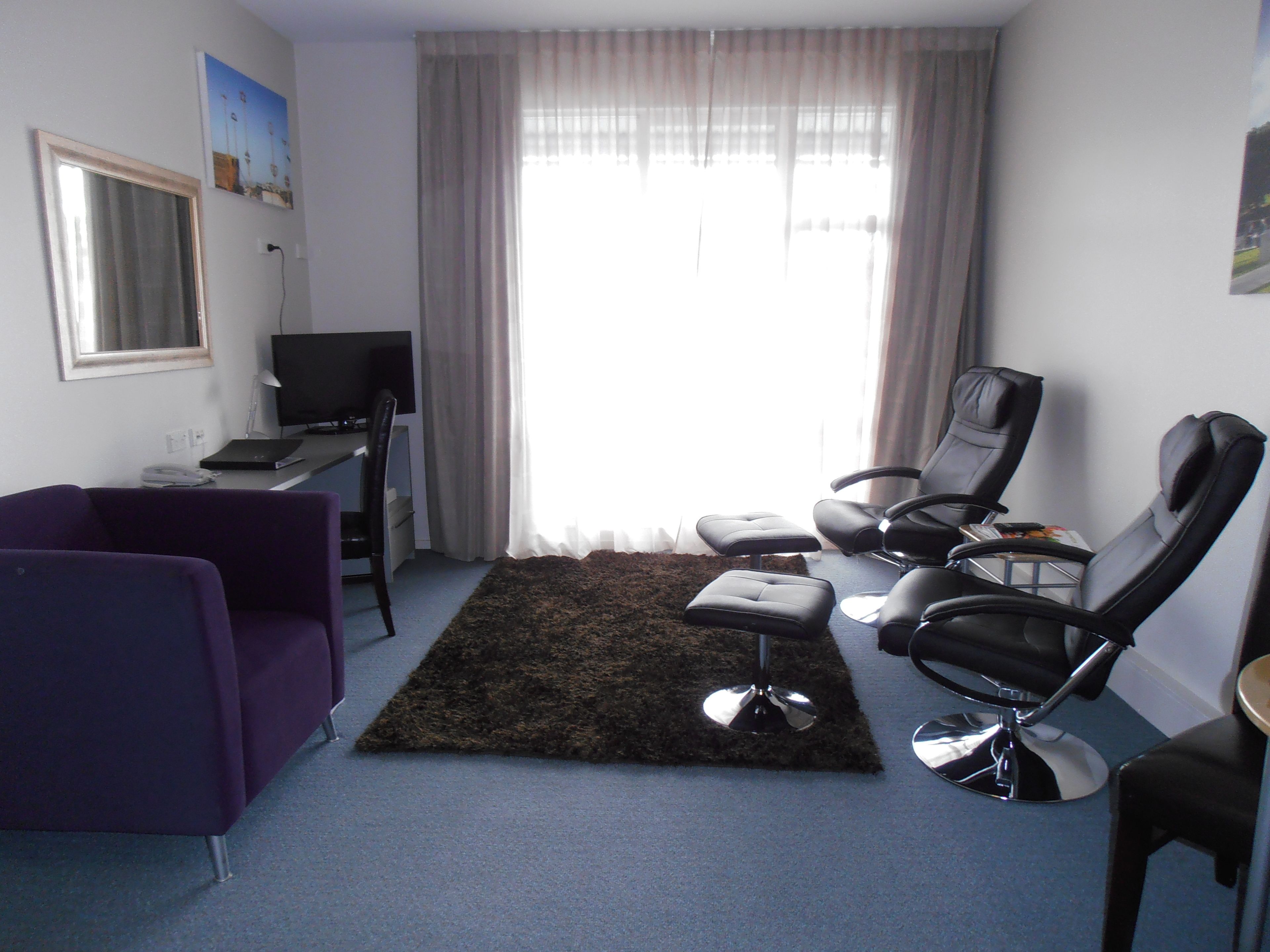 Executive Suite, 1 King Bed, Non Smoking, Balcony | Living area