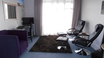 Executive Suite, 1 King Bed, Non Smoking, Balcony | Living area