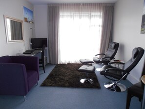 Executive Suite, 1 King Bed, Non Smoking, Balcony | Living area | 32-inch LCD TV with cable channels, TV - Best Western Wellington (Wellington)