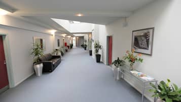 Coin salon dans le hall
