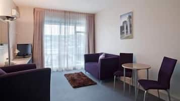 Ropa de cama de alta calidad y caja de seguridad en la habitación