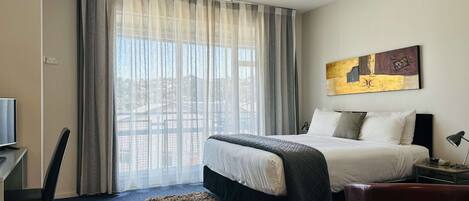 Premium bedding, in-room safe, individually decorated