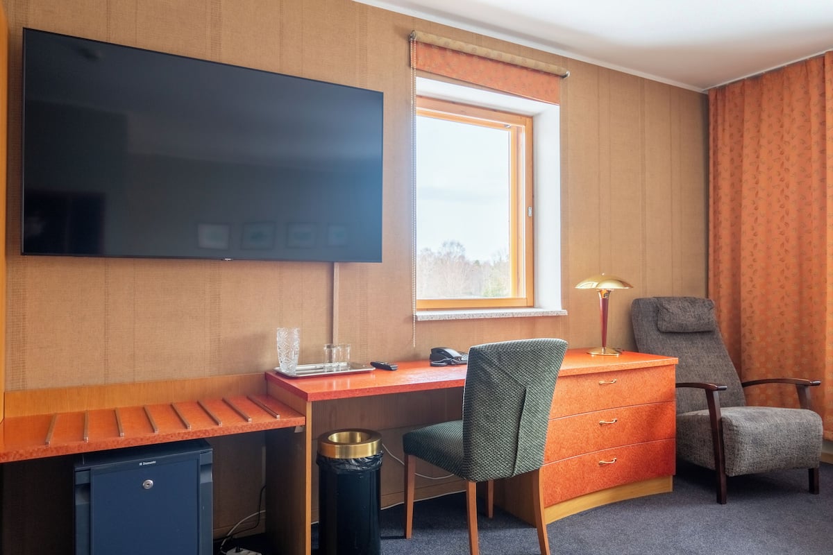 Enkeltrom – superior | Skrivebord, skrivebord for bærbar PC, lydisolert og strykejern/-brett