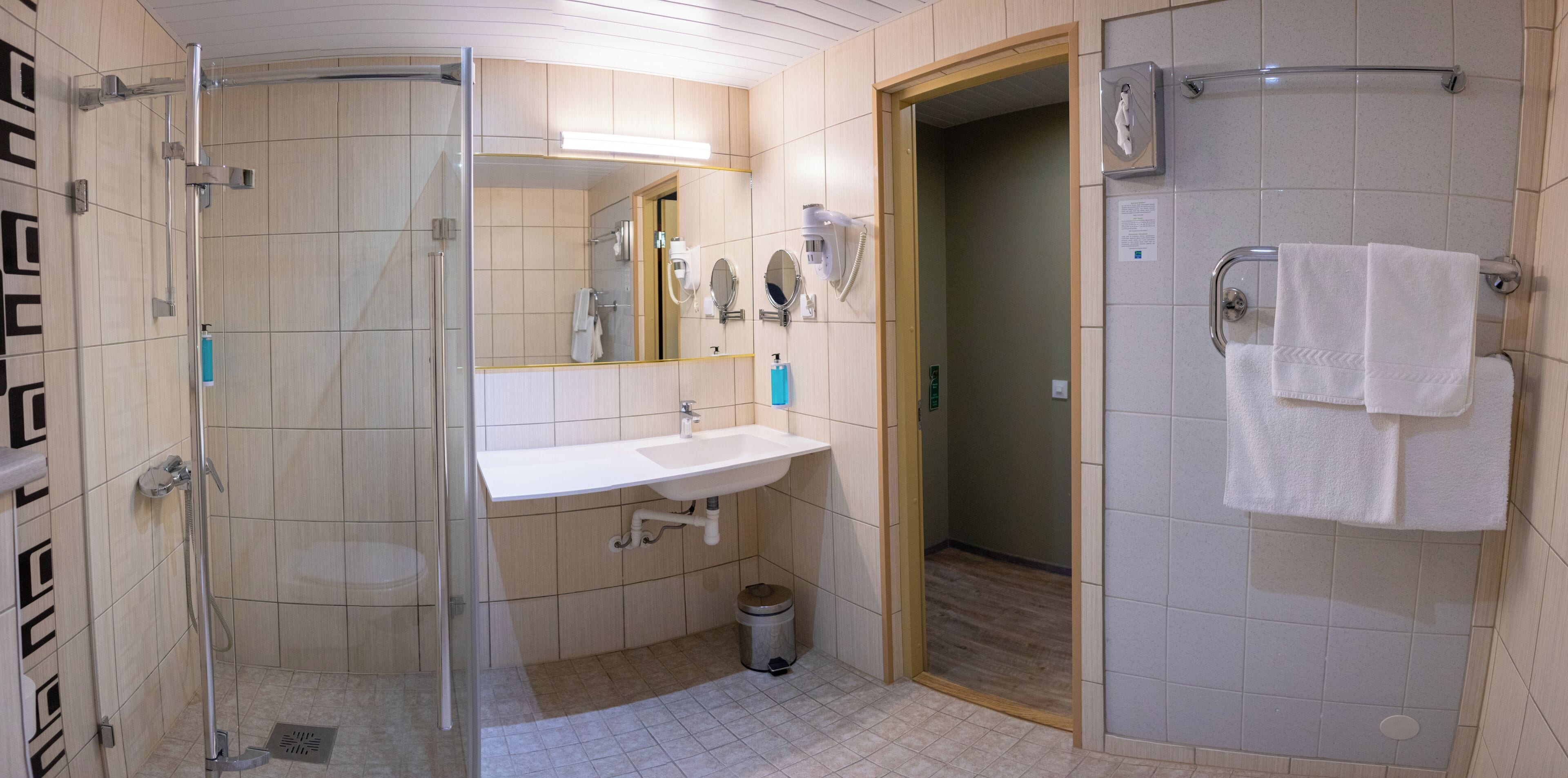standard double or twin room | bathroom | shower, hair dryer, heated floors, towels