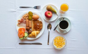 Daily buffet breakfast (EUR 12 per person) - Tahetorni Hotel (Tallinn)