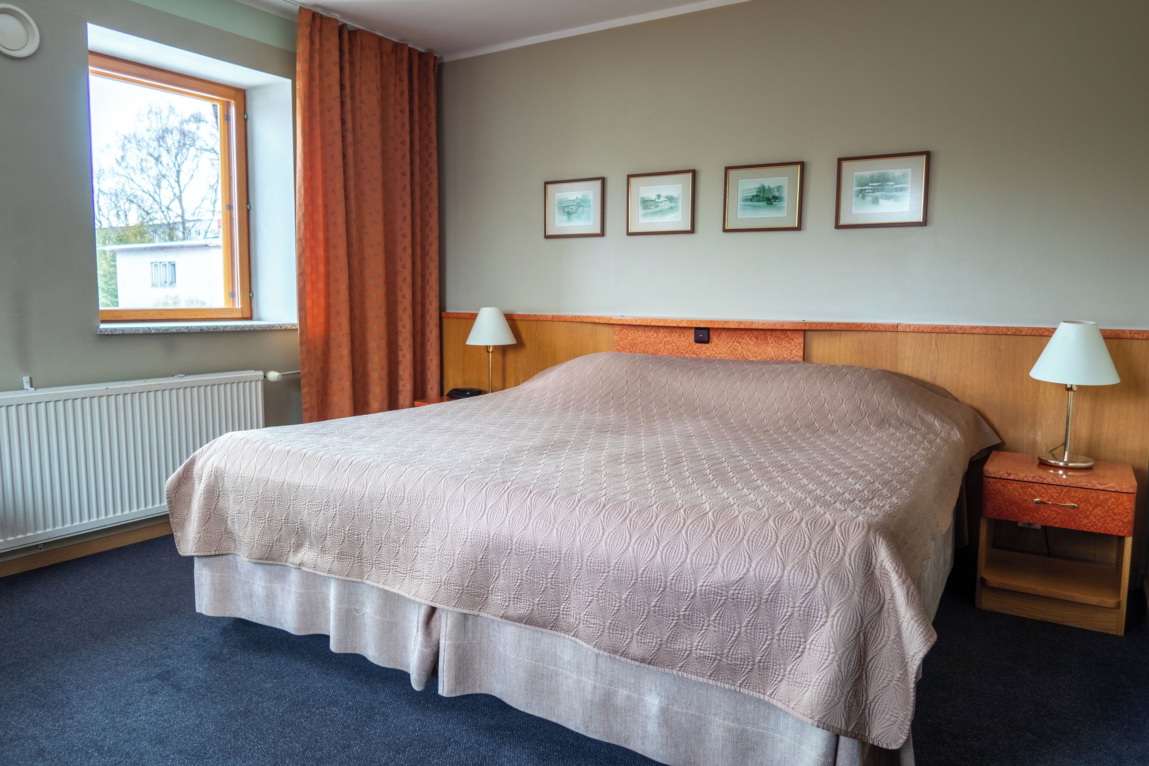 Bureau, espace de travail pour ordinateur portable