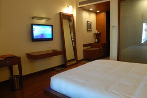 Minibar, brankas, didekorasi berbeda-beda, dan meja kerja