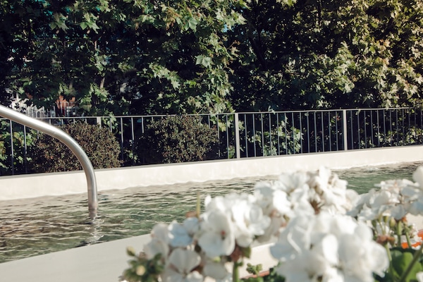 Una piscina al aire libre