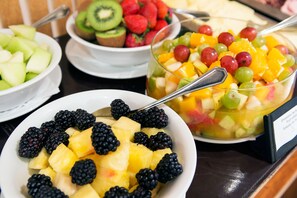 A buffet with various fruit bowls, including pineapple, blackberries, kiwi, strawberries, and a mixed fruit salad. - Nuss Hotel Buenos Aires Soho (Buenos Aires)