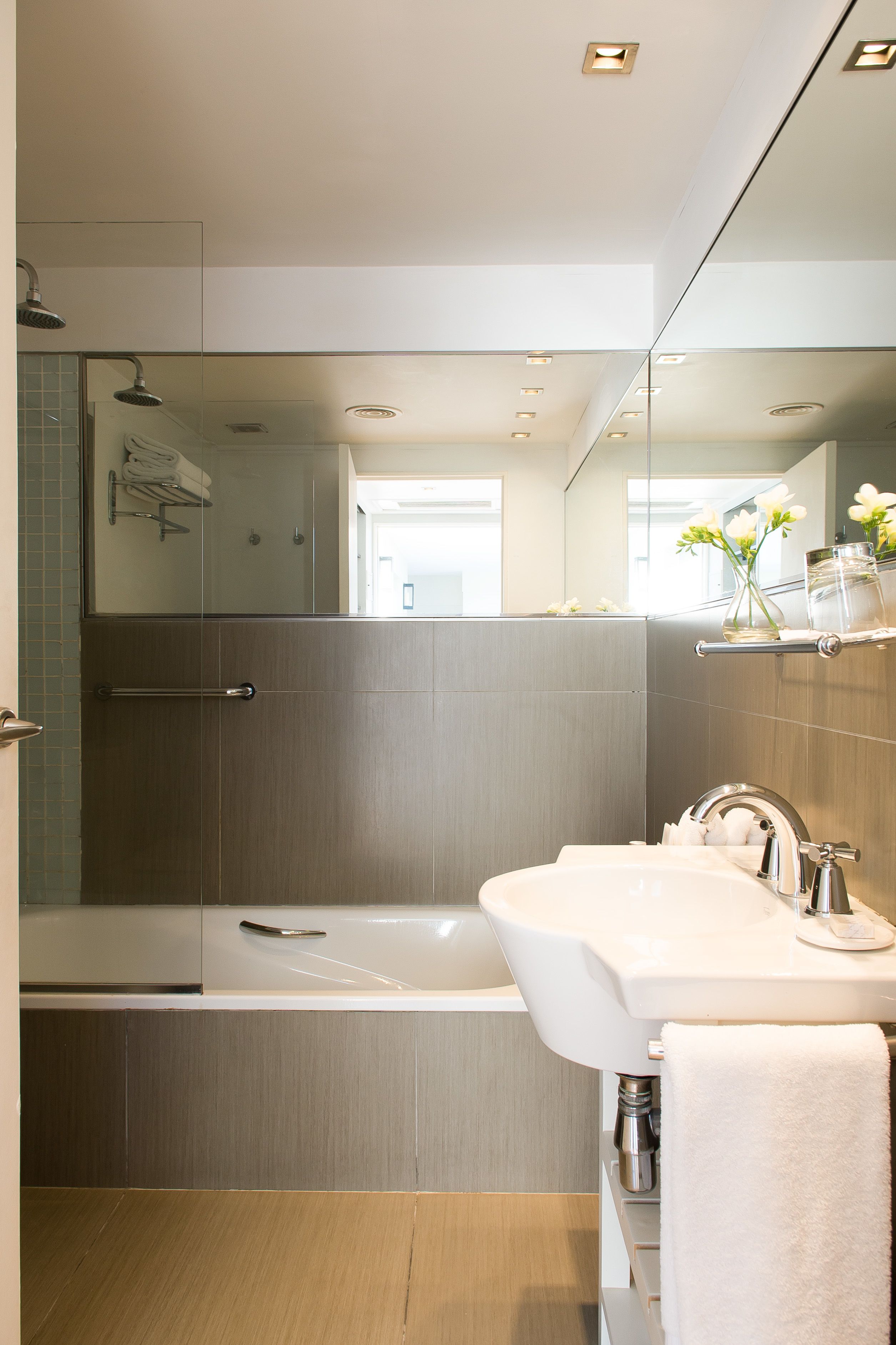 deluxe room | bathroom | combined shower/bathtub, deep-soaking bathtub, rainfall showerhead