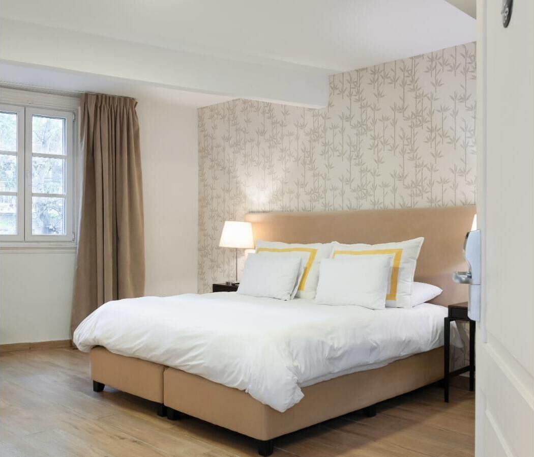 Ropa de cama de alta calidad, edredón, camas con pillow-top y minibar 