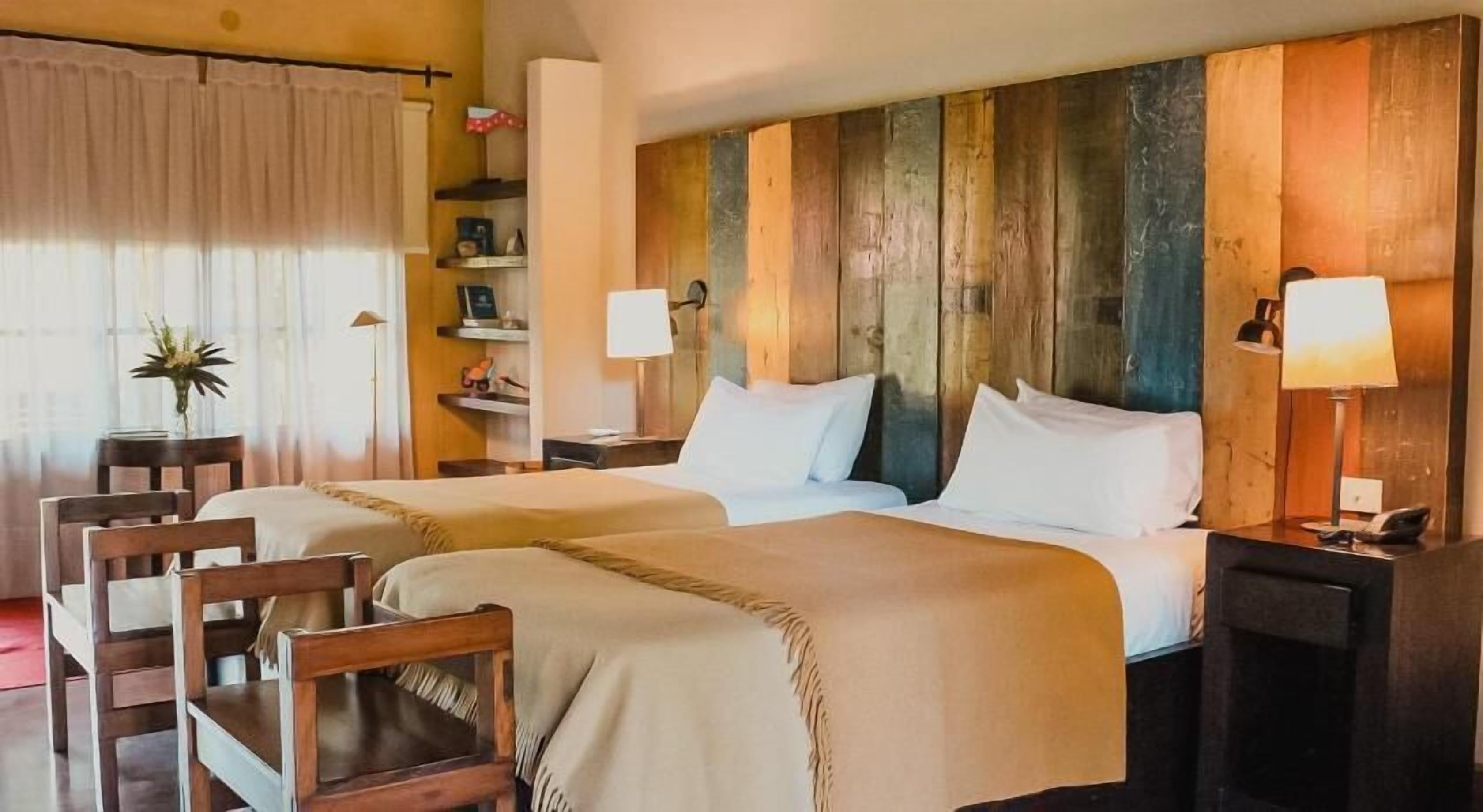 Sábanas de algodón egipcio y minibar 