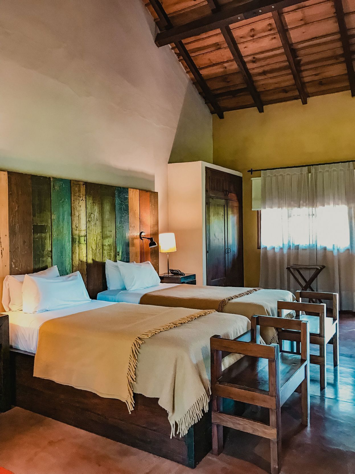 Sábanas de algodón egipcio y minibar 