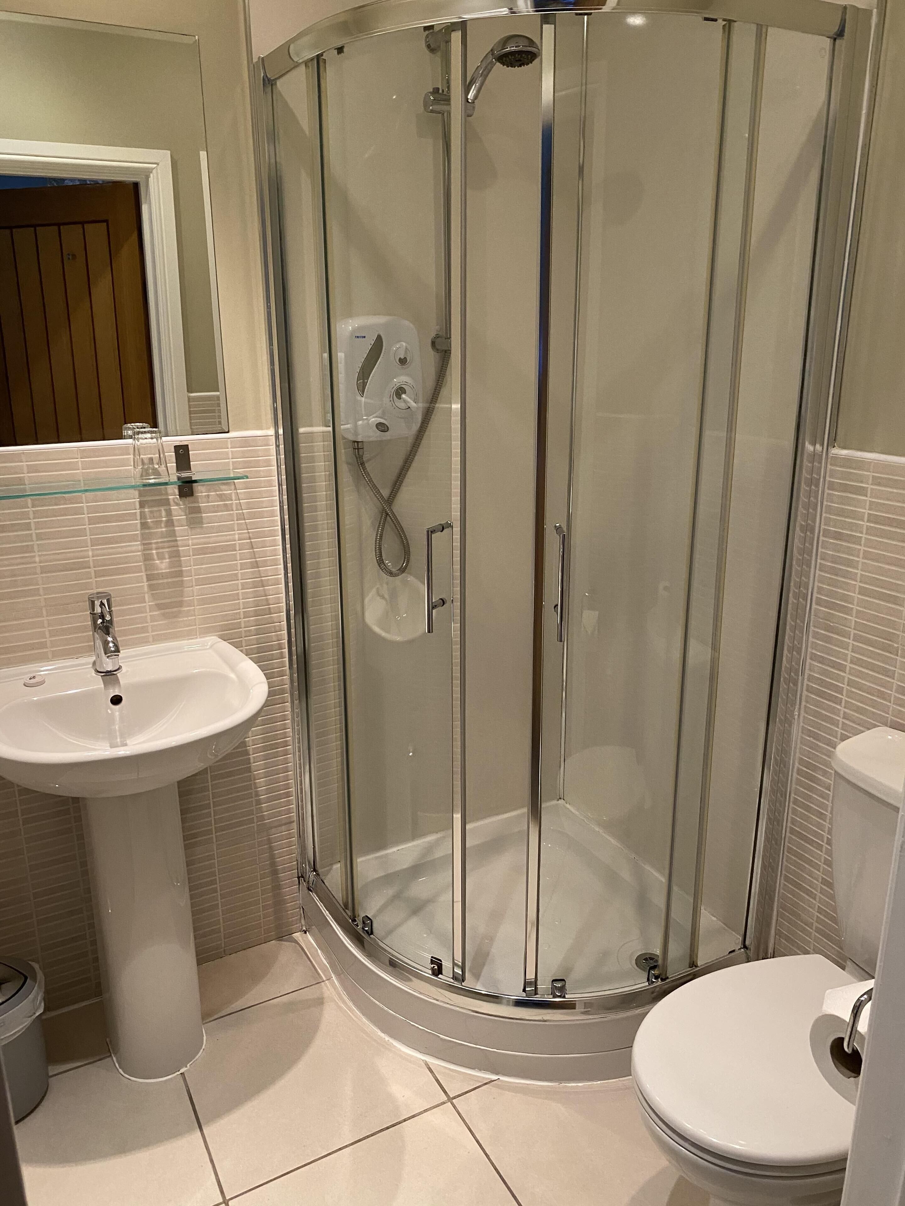 standard double or twin room, ensuite | bathroom